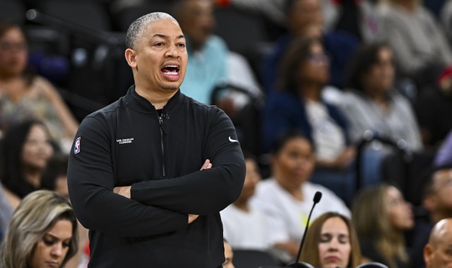 世预赛官方客户端-泰伦·卢：我们现在的小个阵容效果不够好 我告诉队员 这责任在我