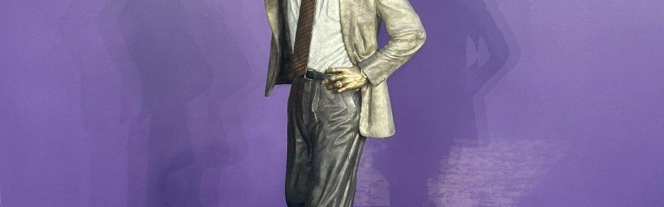 世预赛官方客户端-莱利湖人雕像正式揭幕！韦德到场祝贺 美媒调侃两人雕像差距明显