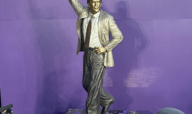 世预赛官方客户端-莱利湖人雕像正式揭幕！韦德到场祝贺 美媒调侃两人雕像差距明显