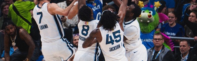 世预赛官网app下载-快攻反击中一打四！隔扣四名防守人！NBA年度最佳扣篮来了！