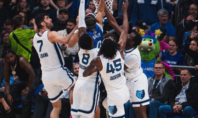 世预赛官网app下载-快攻反击中一打四！隔扣四名防守人！NBA年度最佳扣篮来了！