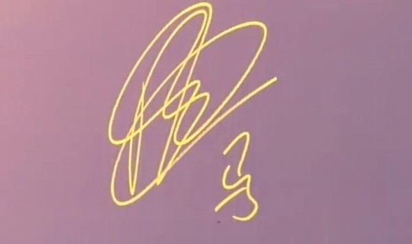 国安德籍经理马永明出席中国金球奖颁奖仪式，并在签名墙书写马字